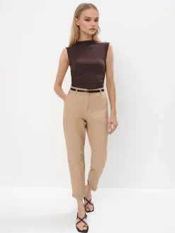 MOHITO Beżowe spodnie chino z paskiem bru0105zowy New