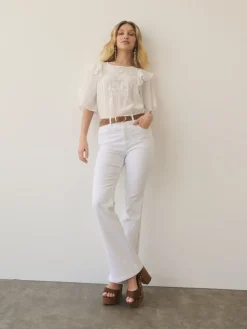 MOHITO Białe jeansy flare biau0142y Hot