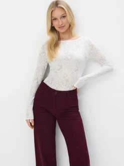 MOHITO Biały sweter z metalizowaną nitką biau0142y Outlet