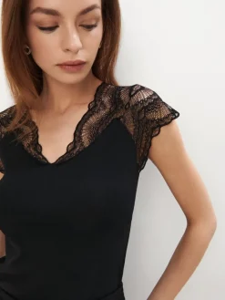 MOHITO Czarna bluzka z koronkowymi wstawkami czarny Fashion