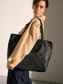 MOHITO Czarna torebka shopper z kosmetyczką czarny Hot