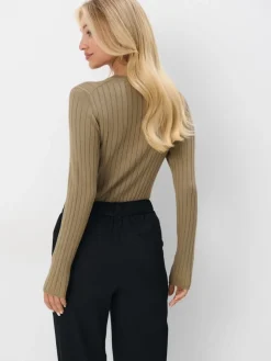 MOHITO Dopasowany sweter w prążki khaki Online