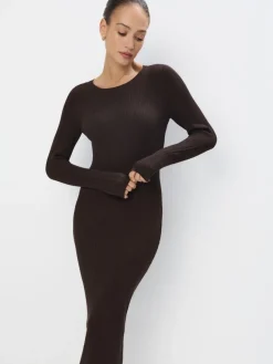 MOHITO Dzianinowa brązowa sukienka midi z wiskozą ciemno bru0105zowy Hot
