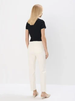 MOHITO Jeansy mom slim z ozdobnymi elementami kremowy Hot