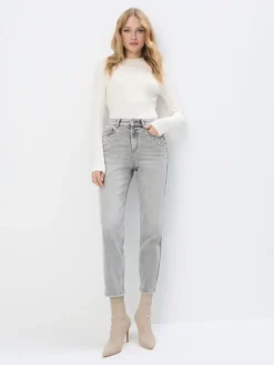MOHITO Jeansy mom z ozdobnymi elementami szary New