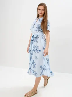 MOHITO Koszulowa sukienka midi w kwiaty bu0142u0119kitny Fashion
