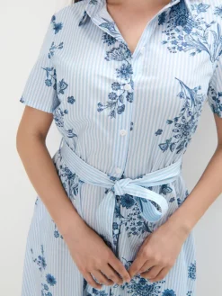 MOHITO Koszulowa sukienka midi w kwiaty bu0142u0119kitny Fashion