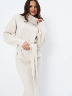 MOHITO Swetrowa sukienka midi z golfem beu017cowy New
